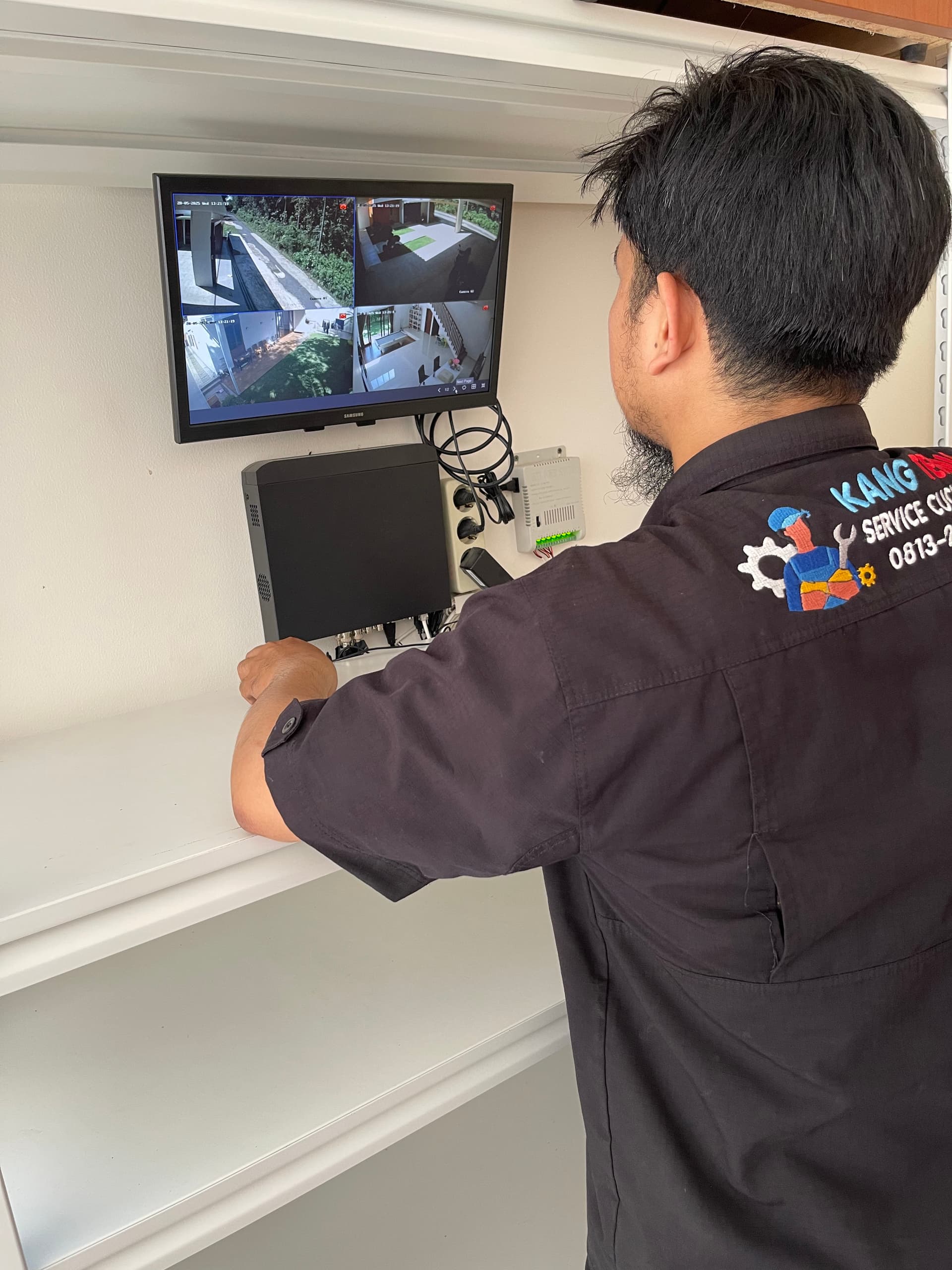 Teknisi sedang bekerja